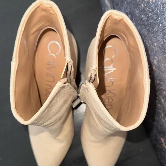 Calvin Klein Tan Faux Suede Heeled Boots. 9M - Picture 5 of 8